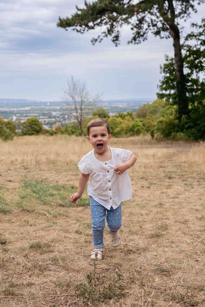 Natürliche Kinderfotos beim Familienfotoshooting in Wiener Neustadt